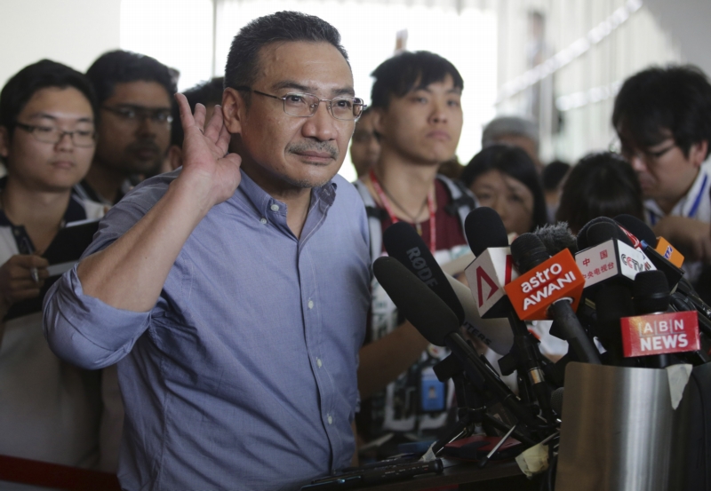 Malajsijský ministr obrany a dopravy Hishammuddin Hussein mezi novináři. Malajsijský ministr obrany a dopravy Hishammuddin Hussein mezi novináři.