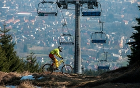Na Ještědu už lyžaře vystřídali bikeři.