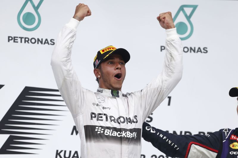 Radující se šampion Lewis Hamilton.