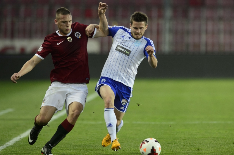 Zleva Pavel Kadeřábek ze Sparty a Tomáš Cihlář ze Znojma bojují o míč.