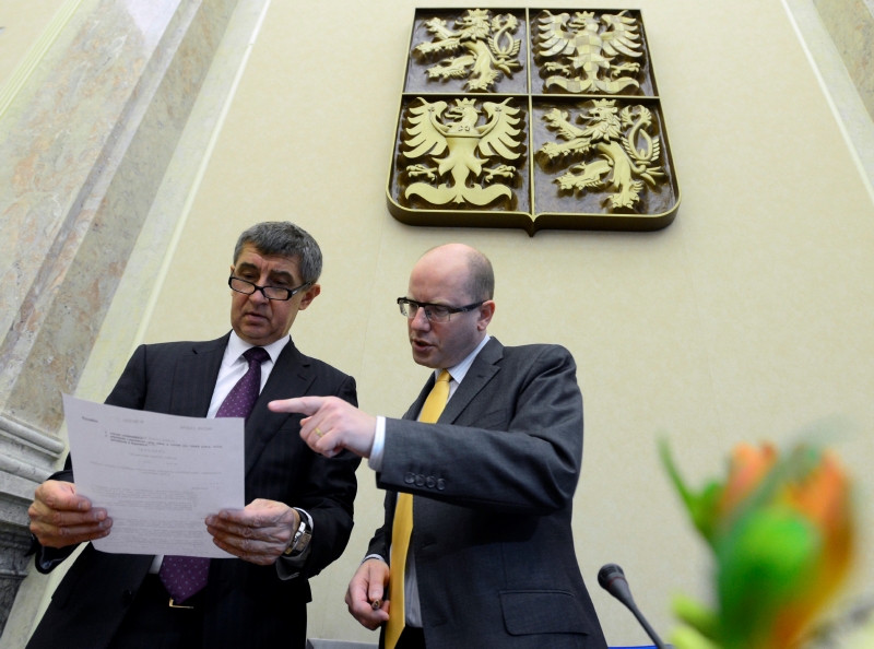 Ministr financí Andrej Babiš (vlevo) při rozhovoru s premiérem Bohuslavem Sobotkou. Ministr financí Andrej Babiš (vlevo) při rozhovoru s premiérem Bohuslavem Sobotkou.