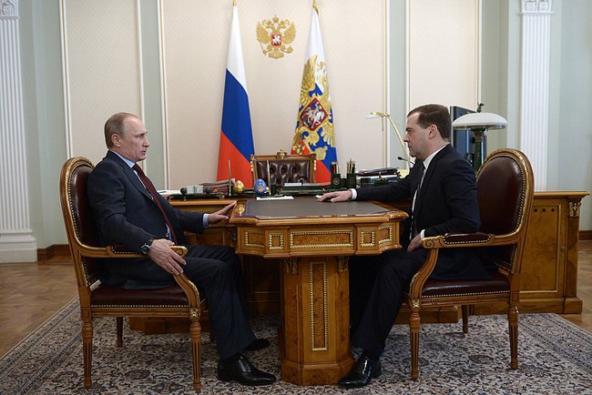 Pracovní schůzka prezidenta Putina (vlevo) a premiéra Medveděva (konec března 2014). Pracovní schůzka prezidenta Putina (vlevo) a premiéra Medveděva (konec března 2014).