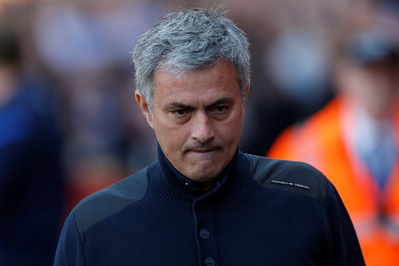Manažera Chelsea Josého Mourinha pořádně namíchl podavač míčů. Manažera Chelsea Josého Mourinha pořádně namíchl podavač míčů.