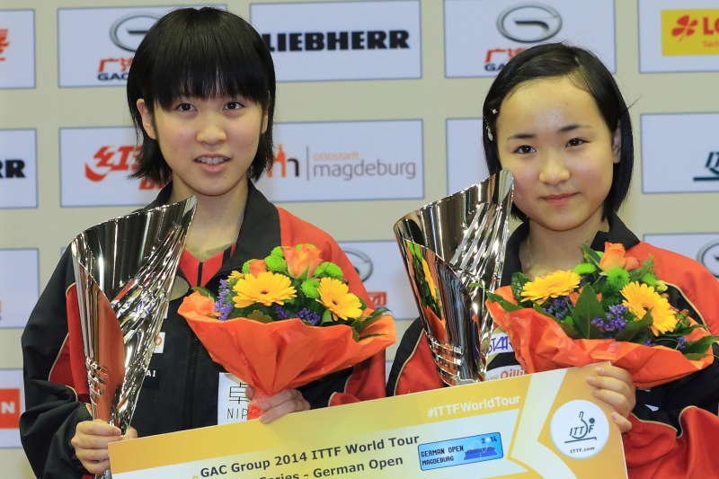 Je jim pouhých třináct let, přesto už se japonské stolní tenistky Miu Hiranová (vlevo) a Mima Itová pyšní triumfem na turnaji elitní série World Tour.