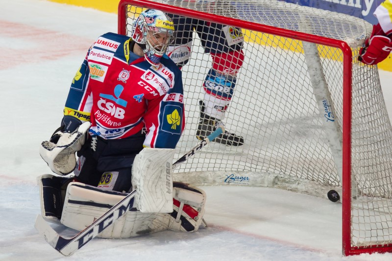 Zastupitelé Pardubic odhlasovali úpravu v prosinci schválených stabilizačních opatření, kterými chce město pomoci pardubickému hokejovému klubu. Zastupitelé Pardubic odhlasovali úpravu v prosinci schválených stabilizačních opatření, kterými chce město pomoci pardubickému hokejovému klubu.