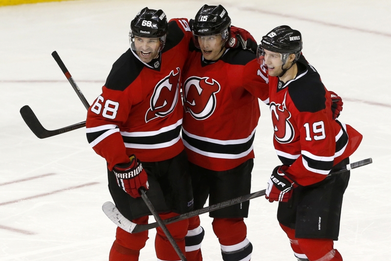 Jaromír Jágr (vlevo) a je ho spoluhráči Tuomo Ruutu a Travis Zajac.