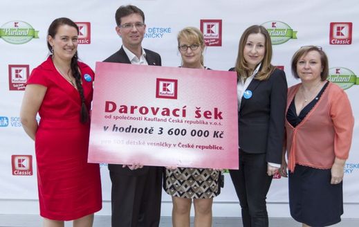 Zástupci společnosti Kaufland a sdružení SOS Dětské vesničky.