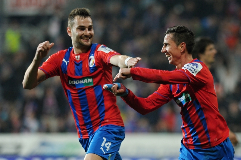 Radim Řezník (vlevo) a Milan Petržela z Plzně se radují z gólu.