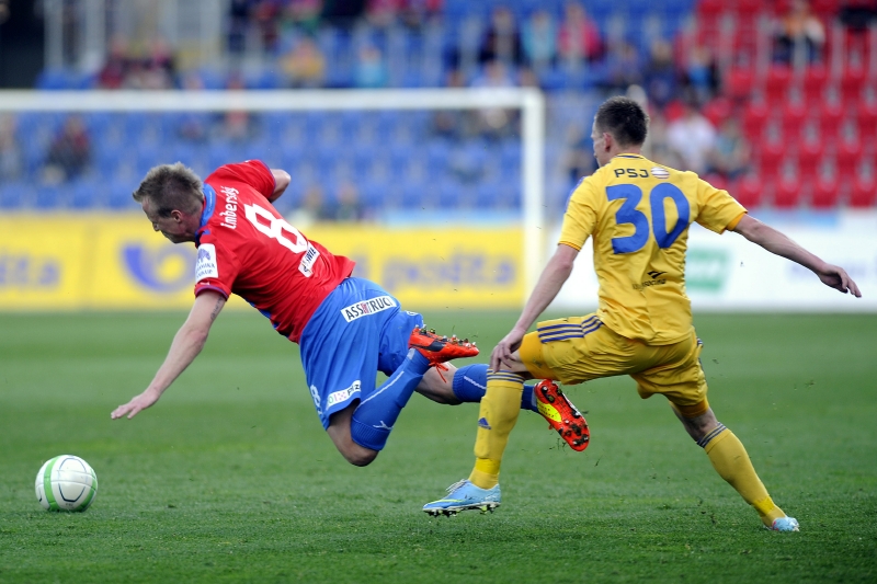 Plzeňský obránce David Limberský (vlevo) a záložník Jihlavy Vladimír Kukoľ. Plzeňský obránce David Limberský (vlevo) a záložník Jihlavy Vladimír Kukoľ.