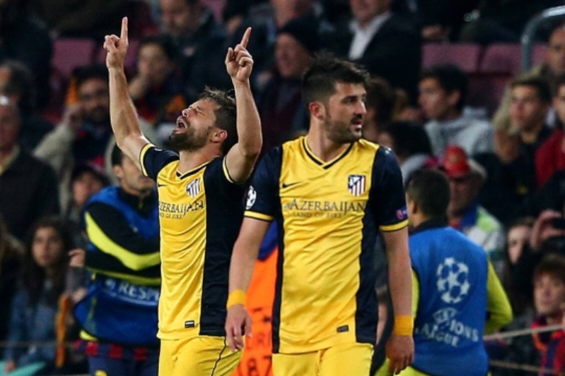 Diego Ribas a David Villa slaví gól. Diego Ribas a David Villa slaví gól.