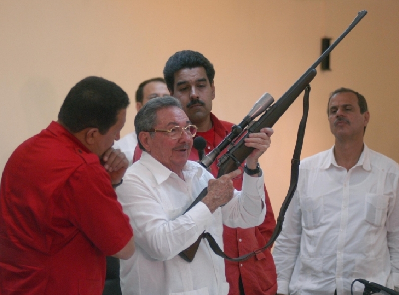Zesnulý prezident Hugo Chávez (vlevo) a Raúl Castro (s flintou) v Havaně. 