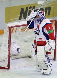 Opora Lokomotivu gólman Curtis Sanford.