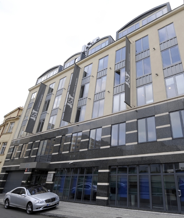J&T Banka poskytuje také specializované financování v oblasti realit a podnikových akvizic. J&T Banka poskytuje také specializované financování v oblasti realit a podnikových akvizic.