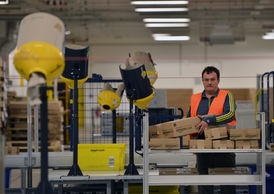Na snímku distribuční centrum Amazonu v Grabenu.