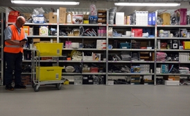 Na snímku distribuční centrum Amazonu v Grabenu.