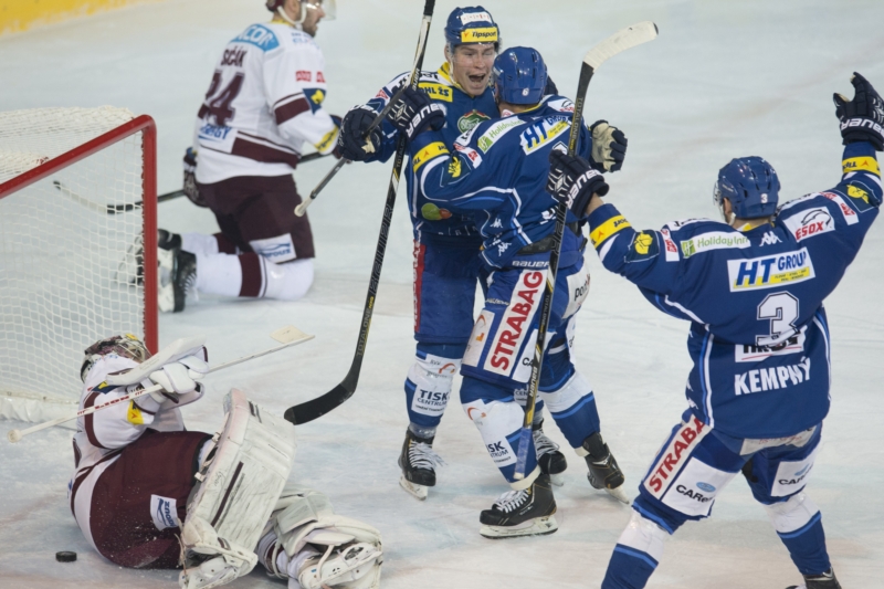 Hokejisté Komety Brno se radují z gólu do sítě Sparty.