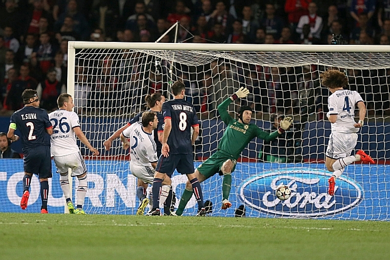 Gólman Chelsea Petr Čech (uprostřed) právě inkasuje gól na hřišti PSG.