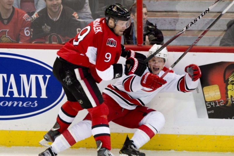 Milan Michálek (v červeném) a Jeff Skinner. Milan Michálek (v červeném) a Jeff Skinner.