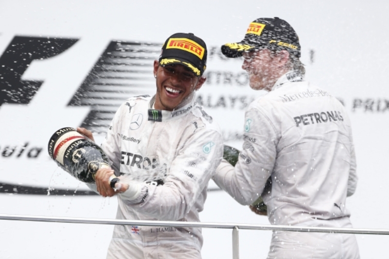 Piloti stáje Mercedes Lewis Hamilton (vlevo) a Nico Rosberg.
