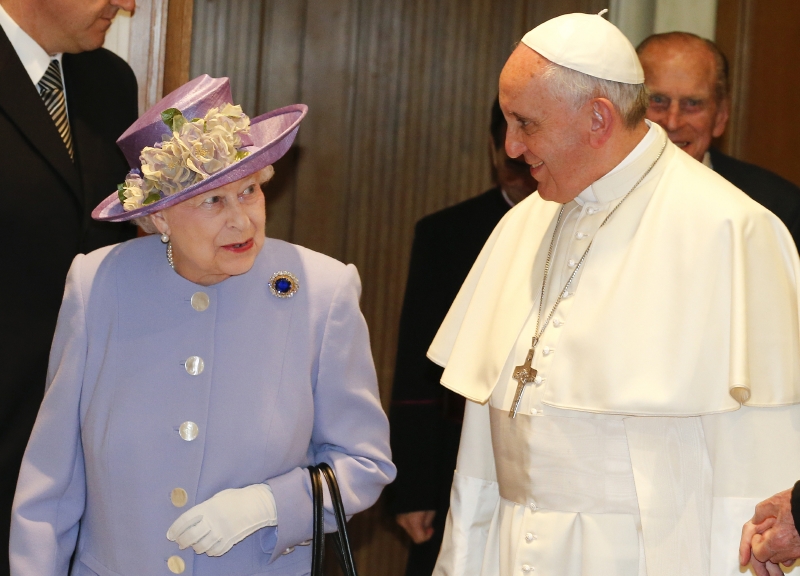 Britská královna Alžběta II. navštívila papeže Františka.