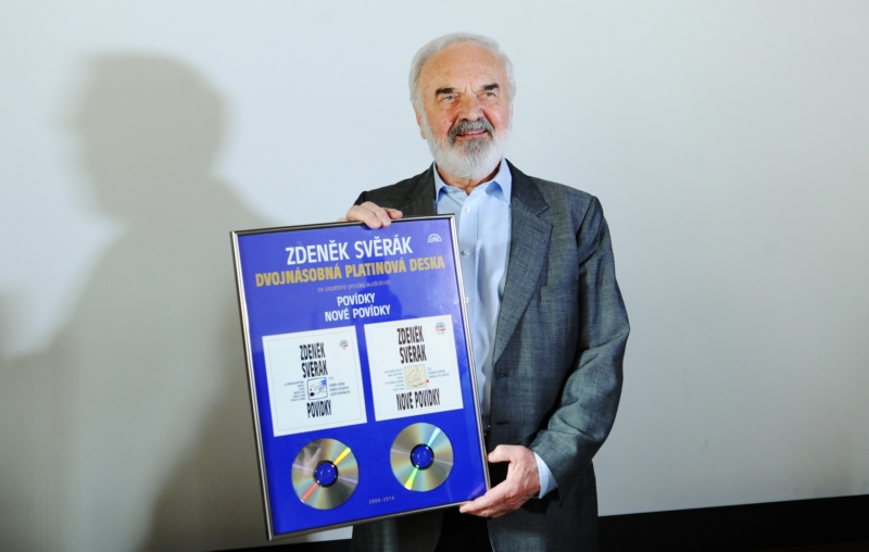Zdeněk Svěrák s dvojnásobnou platinovou deskou Supraphonu. Zdeněk Svěrák s dvojnásobnou platinovou deskou Supraphonu.