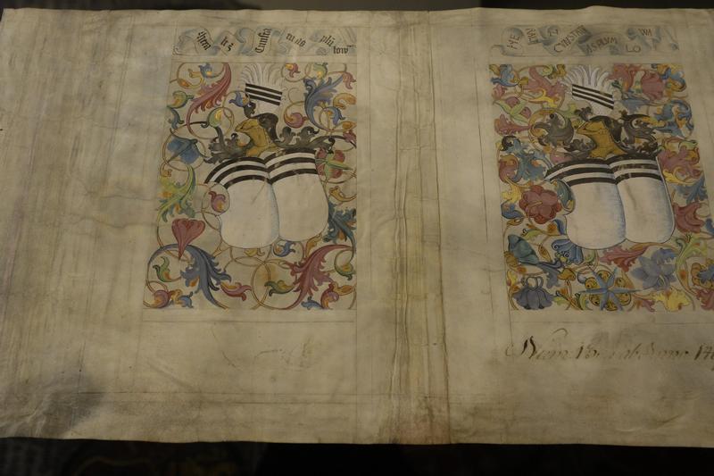 Z nové výstavy (na snímku zemské desky, obal olomoucké knihy pana Heralta z Kunštátu z roku 1490).