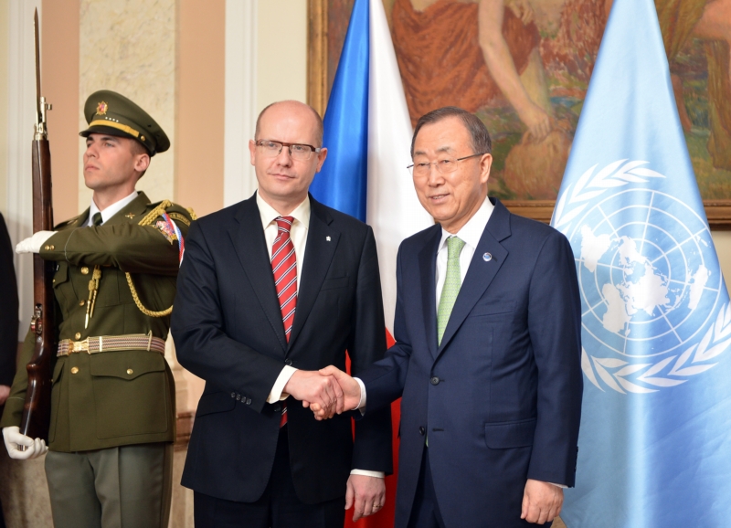 Premiér Bohuslav Sobotka a Pan Ki-mun. Premiér Bohuslav Sobotka a Pan Ki-mun.
