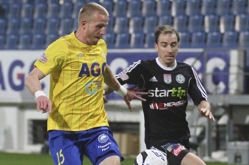 Zleva Maroš Klimpl z Teplic a hráč Příbrami Daniel Tarczal. Zleva Maroš Klimpl z Teplic a hráč Příbrami Daniel Tarczal.