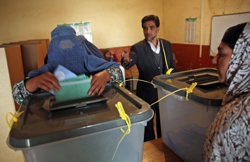 Afghánská žena volí nového prezidenta. Afghánská žena volí nového prezidenta.