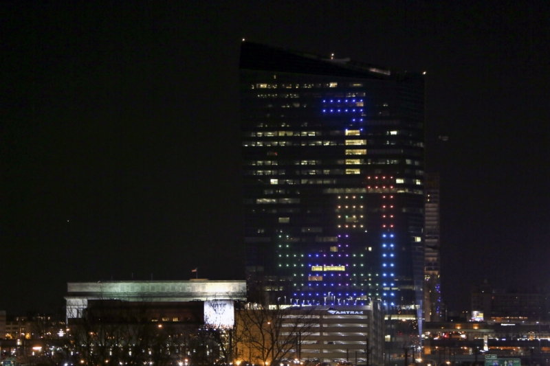 Hráči v americké Filadelfii měli možnost ovládat barevné čtverečky na fasádě mrakodrapu Cira Centre. Hráči v americké Filadelfii měli možnost ovládat barevné čtverečky na fasádě mrakodrapu Cira Centre.