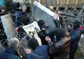 Střety policie s demonstranty skončily zraněním několika lidí.