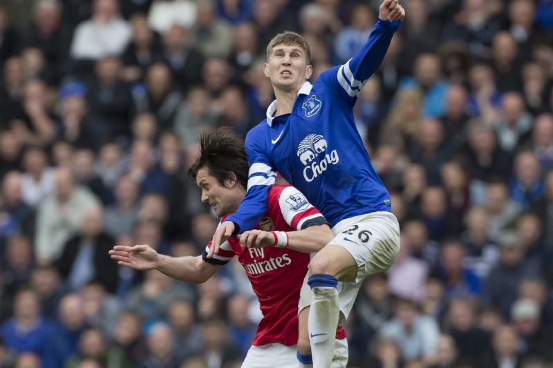 Záložník Arsenalu Tomáš Rosický v hlavičkovém souboji s Johnem Stonem.