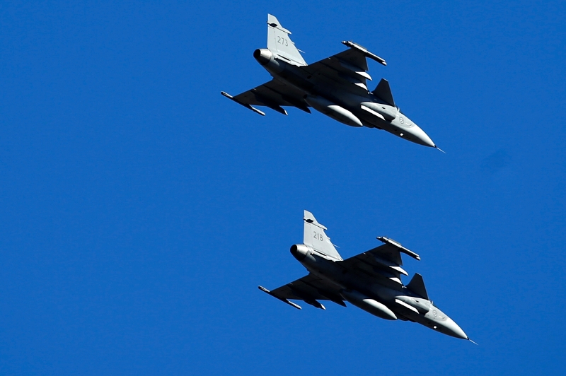 Švédské bitevníky JAS-39 Gripen.