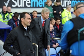 Trenér Arsenalu Arséne Wenger (vzadu) a trenér Evertonu Roberto Martinez.