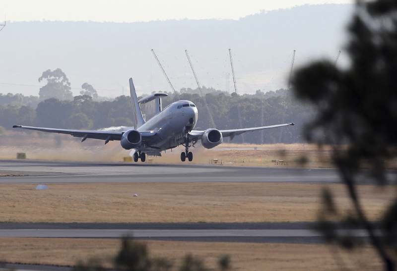 Australské letadlo Air Force E-7A vzlítá na pátrací misi z Perthu.