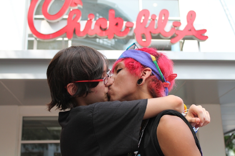 Řetězci Chick-fil-A ani příliš neškodí odsuzování od liberálů či homosexuálů.