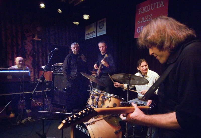 Kapela Jazz Q: zleva hráč na klávesové nástroje Martin Kratochvíl, zpěvák Oskar Petr, baskytarista Přemysl Faukner, bubeník Jaromír Helešic a kytarista Zdeněk Fišer.