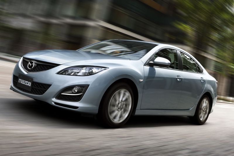 Pavouk se zamiloval do vozu Mazda6. A ohrožuje bezpečnost posádky.