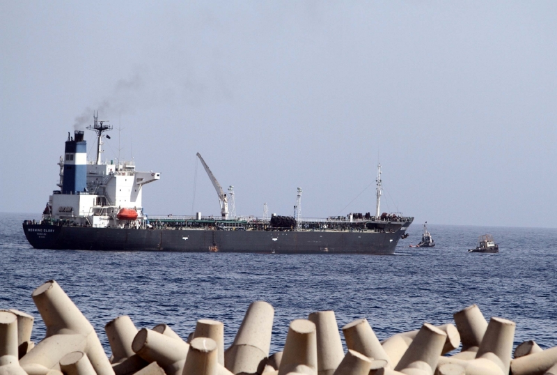Tanker Morning Glory, který koupil ropu od libyjských rebelů, ale v mezinárodních vodách na jeho palubu proniklo americké komando a vrátilo ho do Libye. Tanker Morning Glory, který koupil ropu od libyjských rebelů, ale v mezinárodních vodách na jeho palubu proniklo americké komando a vrátilo ho do Libye.