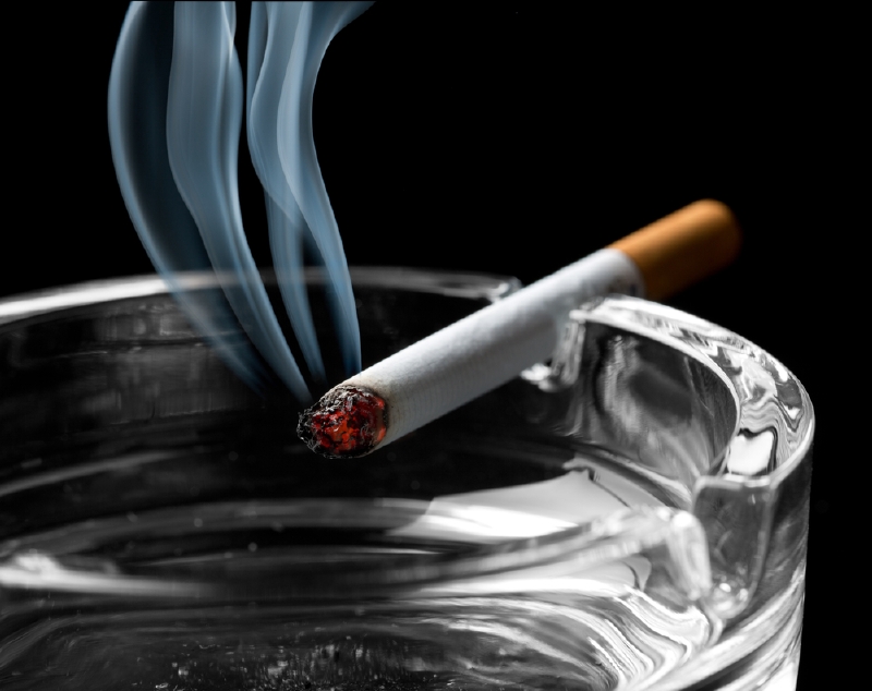 Žena si patrně chtěla zapálit cigaretu (ilustrační foto).