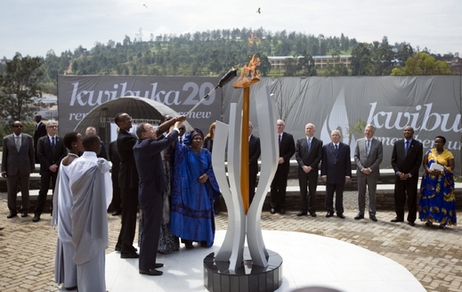 Prezident Kagame a šéf OSN Pan Ki-mun při výroční vzpomínkové akci na genocidu.