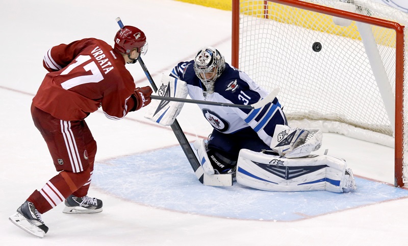 Ondřej Pavelec nestačil ani na střelu Radima Vrbaty, spoluhráče z reprezentace. Ondřej Pavelec nestačil ani na střelu Radima Vrbaty, spoluhráče z reprezentace.