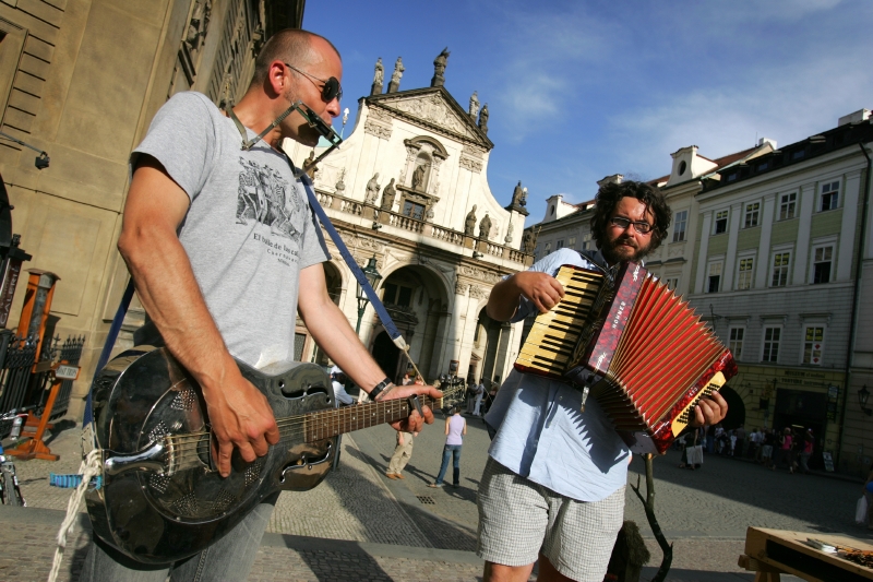 Fenomén pouličního umění je označován jako busking.
