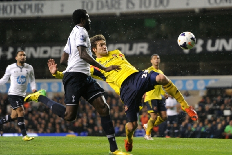Emmanuel Adebayor (vlevo) dvěma góly přispěl k výhře Tottenhamu.