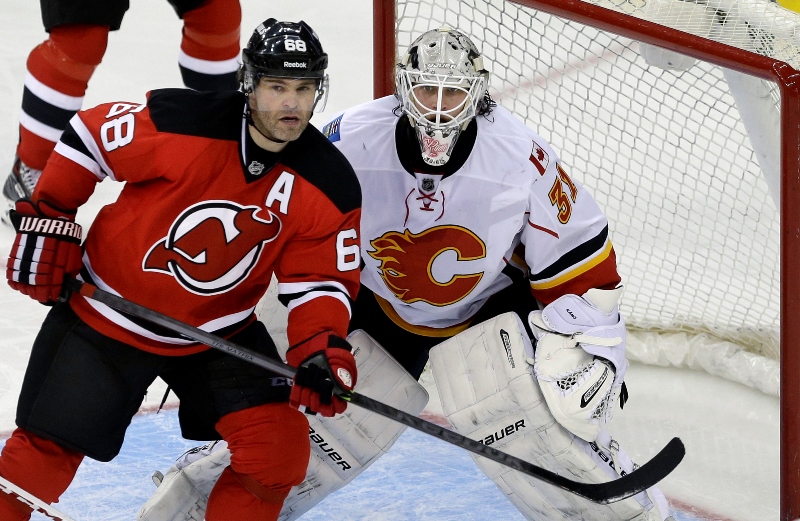 Jaromír Jágr a jeho noční můra, brankář Calgary Kari Rämö.