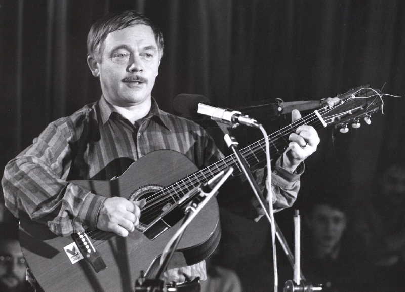Karel Kryl by v sobotu 12. dubna oslavil sedmdesáté narozeniny.
