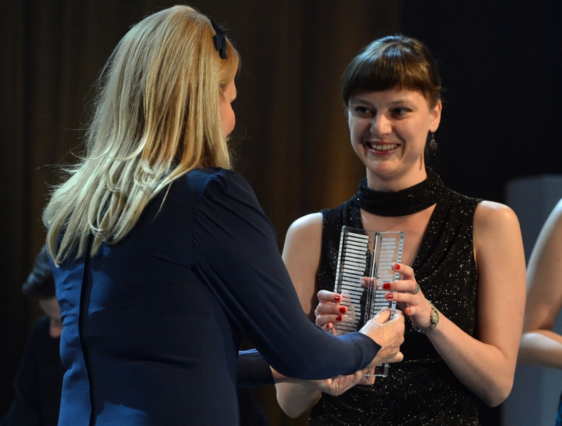Literu za poezii získala Kateřina Rudčenková za sbírku Chůze po dunách. Cenu jí předává herečka Dagmar Havlová. Literu za poezii získala Kateřina Rudčenková za sbírku Chůze po dunách. Cenu jí předává herečka Dagmar Havlová.