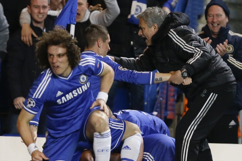 José Mourinho dává pokyny Fernandu Torresovi.