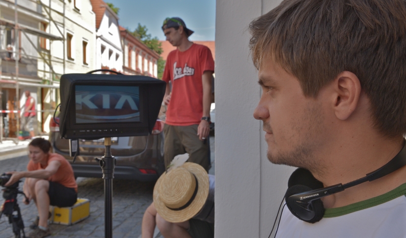 Do kin přichází režijní debut Jiřího Mádla, film Pojedeme k moři.