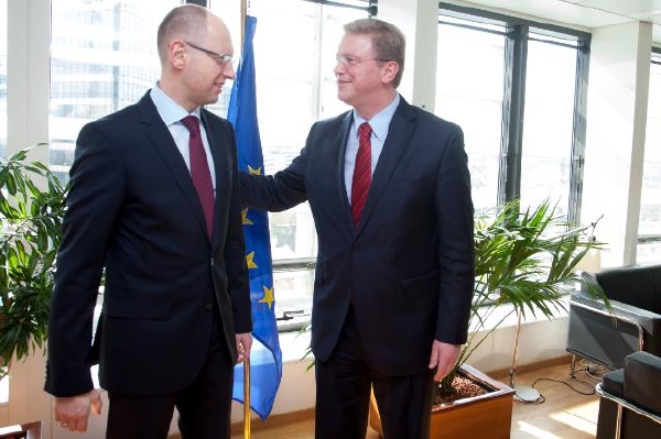 Eurokomisař Füle a ukrajinský premiér Jaceňuk.